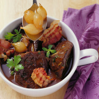 Rinderschmortopf mit Perlzwiebeln, Majoran und Zitrone Rinderschmortopf mit Perlzwiebeln, Majoran und Zitrone