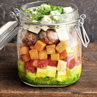 Gebackener Süßkartoffelsalat mit Hackbällchen Gebackener Süßkartoffelsalat mit Hackbällchen