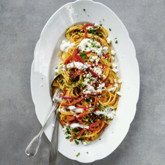 Türkische Nudeln mit Paprika und Joghurt