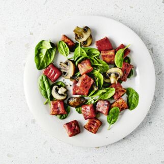 Rote-Bete-Gnocchi mit Spinat