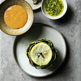 Gekochte Artischocke mit Dips und Vinaigrette Gekochte Artischocke mit Dips und Vinaigrette