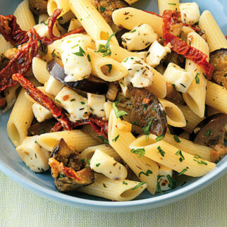 Auberginen-Mozzarella-Nudeln Auberginen-Mozzarella-Nudeln