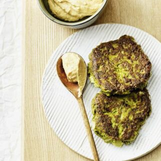 Brokkoli-Walnuss-Bratlinge-mit-Pestoquark Brokkoli-Walnuss-Bratlinge-mit-Pestoquark