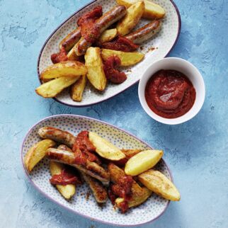 Currywurst mit Ofenkartoffeln und Tomatensauce Currywurst mit Ofenkartoffeln und Tomatensauce