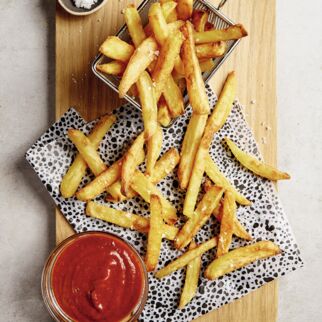 Pommes mit Ketchup