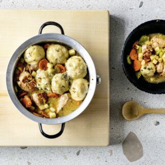 Stew mit Apfel und Kl&ouml;&szlig;en