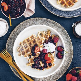 Waffeln mit Beeren-Chia-Kompott Waffeln mit Beeren-Chia-Kompott