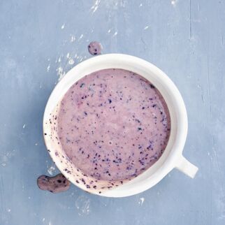 Frühstücks-Drink mit Beeren und Banane Frühstücks-Drink mit Beeren und Banane