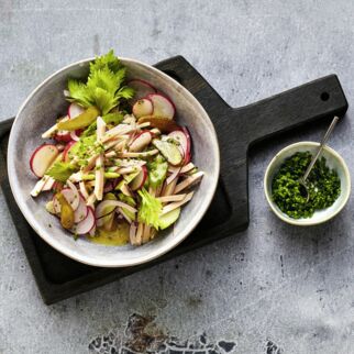 Knackiger Geflügelwurstsalat Knackiger Geflügelwurstsalat