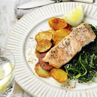 Lachsfilet mit Blattspinat und Röstkartoffeln