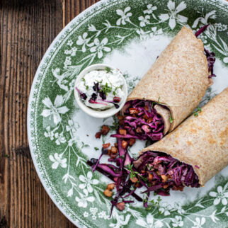 Pfannkuchenr&ouml;llchen mit Rotkohlsalat