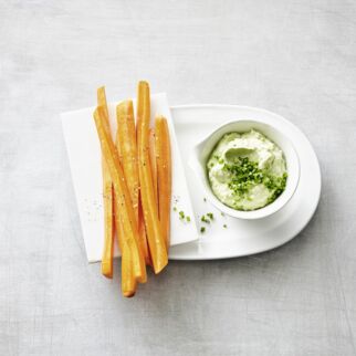 Möhren-Sticks mit Avocadodip