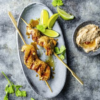 Hähnchenspieße mit
Limette und Erdnußdip Hähnchenspieße mit
Limette und Erdnußdip