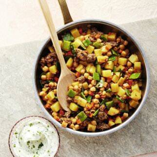 Kartoffel-Kichererbsen-Pfanne mit Schnittlauchquark Kartoffel-Kichererbsen-Pfanne mit Schnittlauchquark