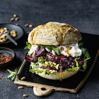 Ratzfatz-Burger mit Roter Bete und Burrata Ratzfatz-Burger mit Roter Bete und Burrata