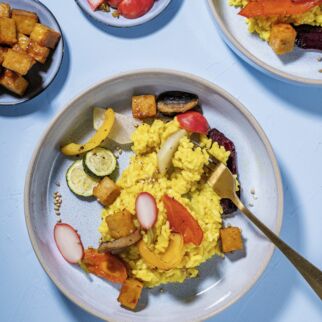 Goldenes Risotto mit Röstgemüse, glasiertem Tempeh, Buchweizen und eingelegten Radieschen Goldenes Risotto mit Röstgemüse, glasiertem Tempeh, Buchweizen und eingelegten Radieschen