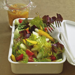 Eichblattsalat mit Rote-Linsen-Dressing Eichblattsalat mit Rote-Linsen-Dressing