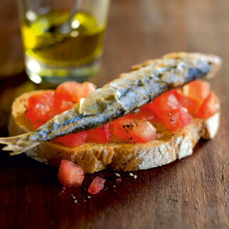 Tomaten-Bruschetta mit Sardinen Tomaten-Bruschetta mit Sardinen