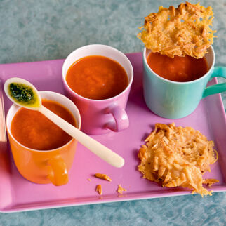 Tomatensuppe mit Parmesan-Mandel-Chips Tomatensuppe mit Parmesan-Mandel-Chips