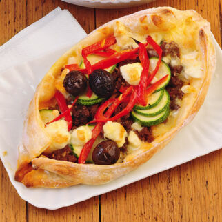 Pide mit Hackfleisch und Oliven Pide mit Hackfleisch und Oliven