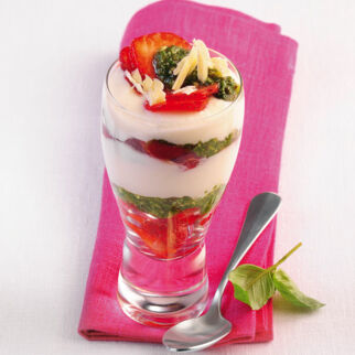 Joghurtcreme mit süßem Pesto Joghurtcreme mit süßem Pesto