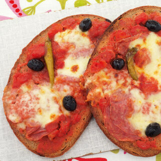 Brotpizza mit Salami Brotpizza mit Salami