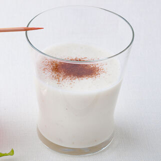 Milchshake mit Birne und Mandeln