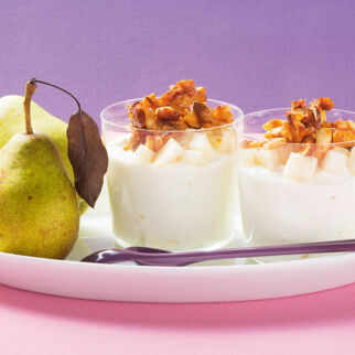 Birnenquark mit Knuspernüssen Birnenquark mit Knuspernüssen