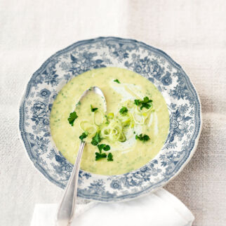 Kräutergrüne Frühlingssuppe Kräutergrüne Frühlingssuppe