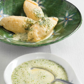 Topfenknödel in Kräutersauce