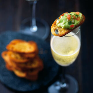 Ciabatta-Chips mit Avocadocreme Ciabatta-Chips mit Avocadocreme