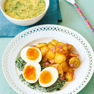 Spinat-Kartoffelbrei mit Ei fürs Baby, Wachseier mit Spinat und Bratkartoffeln für die Mutter Spinat-Kartoffelbrei mit Ei fürs Baby, Wachseier mit Spinat und Bratkartoffeln für die Mutter