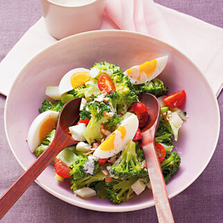 Brokkolisalat mit Eiern und Nussdressing Brokkolisalat mit Eiern und Nussdressing