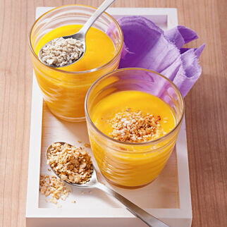 Frühstückscocktail aus püriertem Apfel-Mango-Kompott mit Reisflocken und Molke Frühstückscocktail aus püriertem Apfel-Mango-Kompott mit Reisflocken und Molke