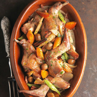 Kaninchen mit Weißwein und herbstlichem Gemüse im Römertopf geschmort Kaninchen mit Weißwein und herbstlichem Gemüse im Römertopf geschmort