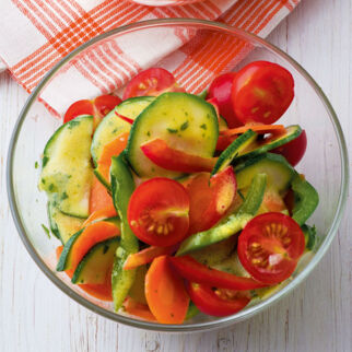 Zucchinisalat mit Möhren und Tomaten Zucchinisalat mit Möhren und Tomaten