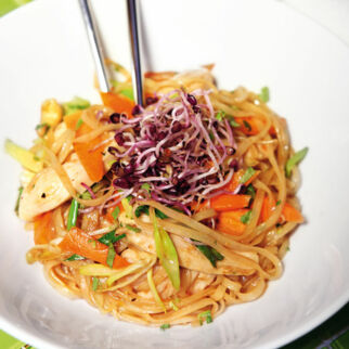 Reisnudeln mit Wokgemüse und Hähnchenbrust Reisnudeln mit Wokgemüse und Hähnchenbrust