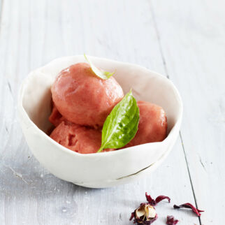 Pfirsichsorbet mit Hibiskus und Basilikum Pfirsichsorbet mit Hibiskus und Basilikum