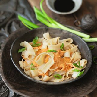 Nudeln mit Tofu-Curry-Sauce Nudeln mit Tofu-Curry-Sauce