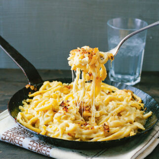 Käsespätzle mit Knusperzwiebeln Käsespätzle mit Knusperzwiebeln