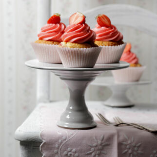 Cupcakes mit Erdbeeren und Marzipan
