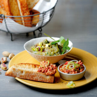 Fladenbrot mit würzigen Cremes Fladenbrot mit würzigen Cremes