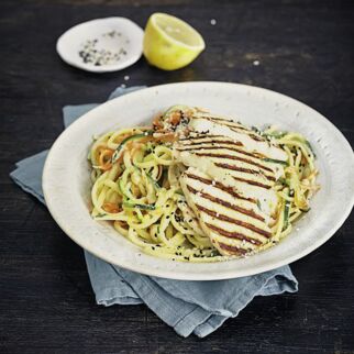 Gemüse-Sesam-Linguine mit Halloumi