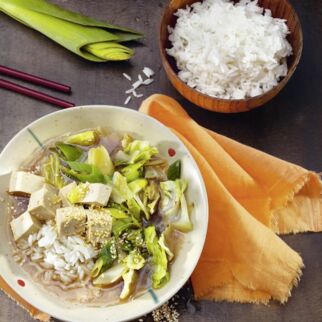 Misosuppe mit Tofu und geröstetem Sesam
