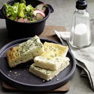 Schnittlauchrahmkuchen mit Kräutersalat