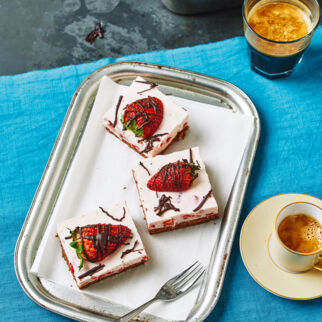 Erdbeerschnitten mit Schokoladenbiskuit Erdbeerschnitten mit Schokoladenbiskuit