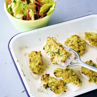 Fischfilet mit Kr&auml;uterkruste und italienischem Salat