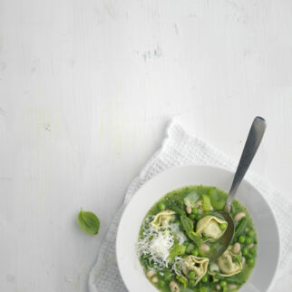 Sommer-Minestrone mit Tortellini