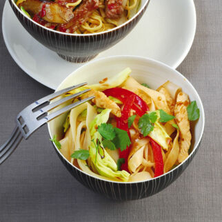 Reisnudeln mit Spitzkohl Reisnudeln mit Spitzkohl