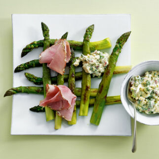 Grüner Spargel mit Eier-Feta-Sauce Grüner Spargel mit Eier-Feta-Sauce